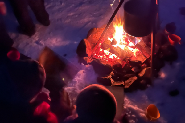 Bålhygge og lidt varmt at drikke